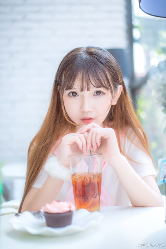 曹操身边，钟繇摇了摇头道：“并不排除有人为了挑起两家纷争，故意将刘备军的尸体带走，主公说的没错，刘备眼下根本没必要也不该这么做，他就算得到了王印，他也不敢称王，那王印对他来说，反而成了怀璧之罪。”